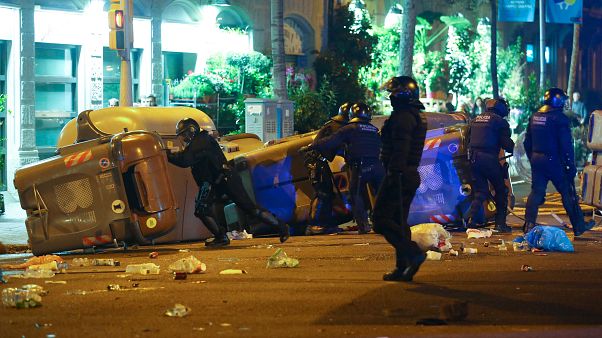 Οδομαχίες στη Βαρκελώνη μετά τη σύλληψη Πουτζντεμόν Οδομαχίες στη Βαρκελώνη μετά τη σύλληψη Πουτζντεμόν