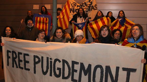 Prisão de Puigdemont motiva manifestações pela Catalunha Prisão de Puigdemont motiva manifestações pela Catalunha