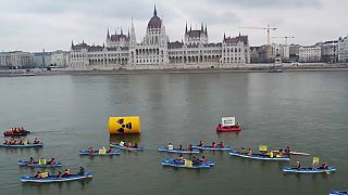 Budapest: Greenpeace sul Danubio per dire no al nucleare Paks II