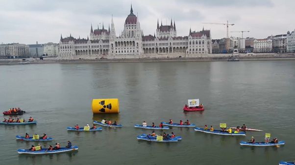 Budapest: Greenpeace sul Danubio per dire no al nucleare Paks II Budapest: Greenpeace sul Danubio per dire no al nucleare Paks II