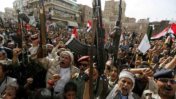 حوثیها در راهپیمایی عظیم: موشک جواب حملات هوایی است حوثیها در راهپیمایی عظیم: موشک جواب حملات هوایی است