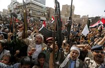 بالفيديو: الحوثيون يستعرضون قوتهم في صنعاء بحلول الذكرى الثالثة للحرب اليمنية