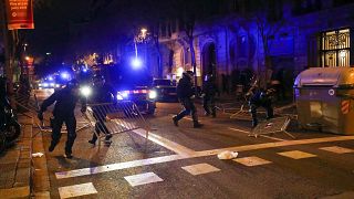 Polizei von Katalonien räumt Barrikaden weg