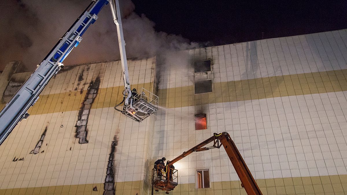 حريق شب في مركز تجاري في مدينة كيميروفو بروسيا