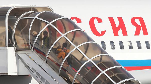 Kiutasított felnőttek és gyerekek szállnak fel Londonban a különgépre Kiutasított felnőttek és gyerekek szállnak fel Londonban a különgépre