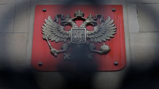 Москва протестует и грозит ответом на высылку дипломатов