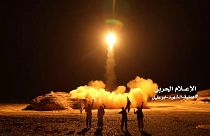 شاهد: لحظة إطلاق الحوثيين لصواريخ باليستية في اتجاه الرياض 