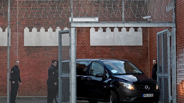El coche que traslada a Puigdemont llega a la prisión de Neumünster El coche que traslada a Puigdemont llega a la prisión de Neumünster