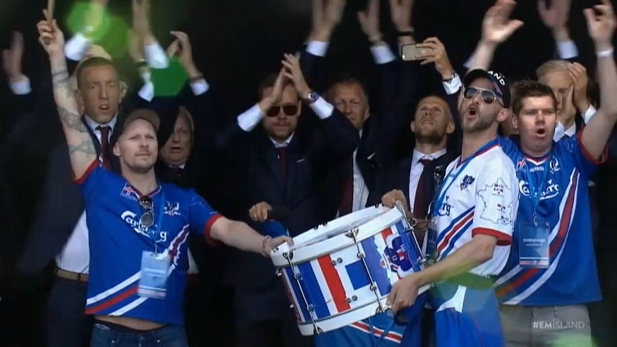 Isländische Fans feuern ihr Team an