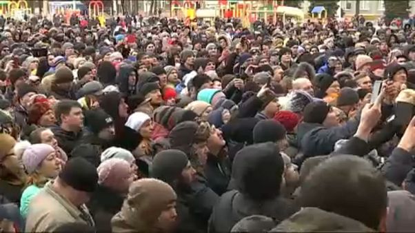 Dühös tüntetés a plázatűz után Dühös tüntetés a plázatűz után