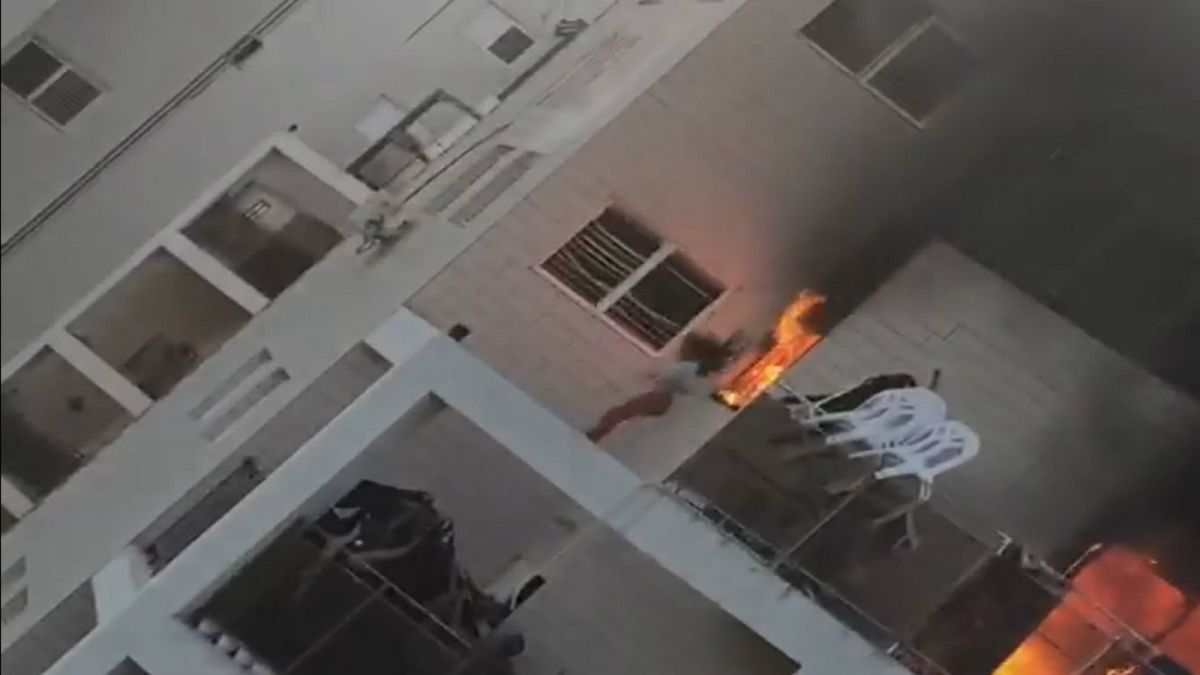 فتاة تقفز من شرفة منزلها بعد اندلاع حريق ضخم في بئر سبع