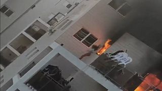 فتاة تقفز من شرفة منزلها بعد اندلاع حريق ضخم في بئر سبع