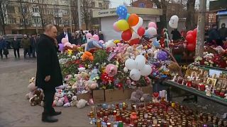 الرئيس الروسي فلاديمير بوتين يزور نصبا تذكاريا لضحايا حريق