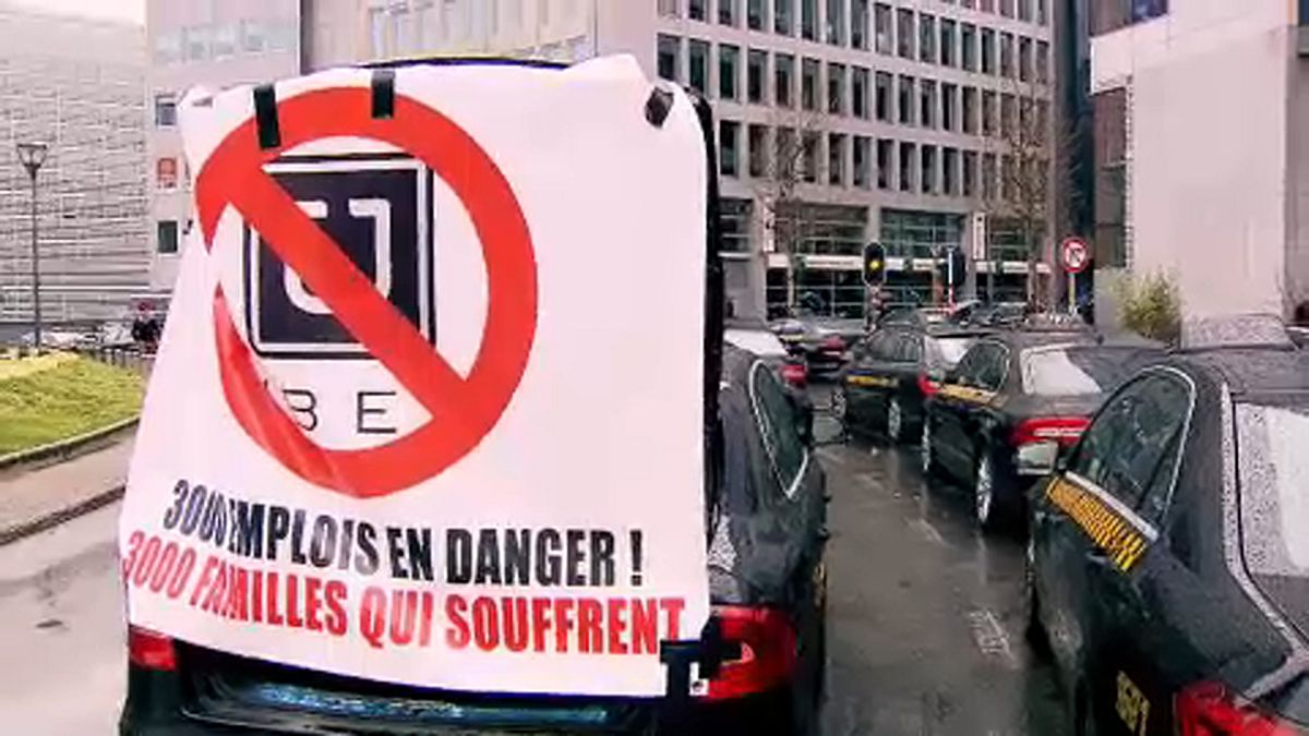 Los taxistas bloquean Bruselas para protestar contra UBER 