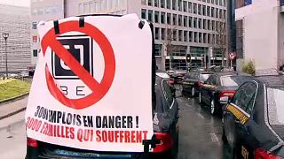 Bruxelles paralizzata dalla rabbia dei tassisti contro Uber