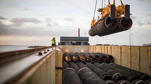 Leitungsrohre werden auf der Insel Rügen verladen Leitungsrohre werden auf der Insel Rügen verladen