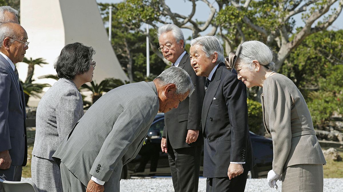 امبراطور وامبراطورة اليابان في أوكيناوا لتأبين ضحايا الحرب