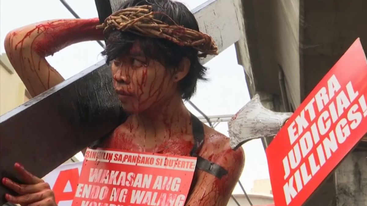 اعتراض به فقر در فلیپین در لباس مسیح به صلیب کشیده شده