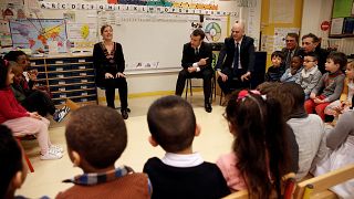 Президент Франции Макрон на показательном уроке в детском саду