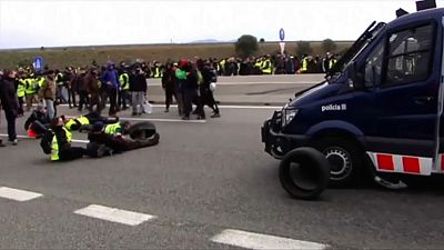 متظاهرون يسدون طريقا سريعا في كتالونيا