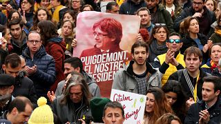 Demonstranten mit einem Plakat von Carles Puigdemont