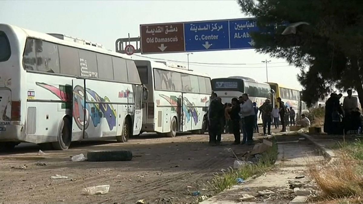 تجمع حافلات لإخلاء سكان الغوطة الشرقية قرب دمشق