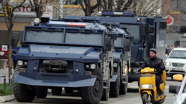 Carros blindados nas ruas de Mitrovica, no Kosovo Carros blindados nas ruas de Mitrovica, no Kosovo