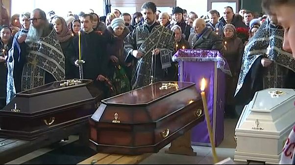 В Кемерове хоронят погибших детей В Кемерове хоронят погибших детей