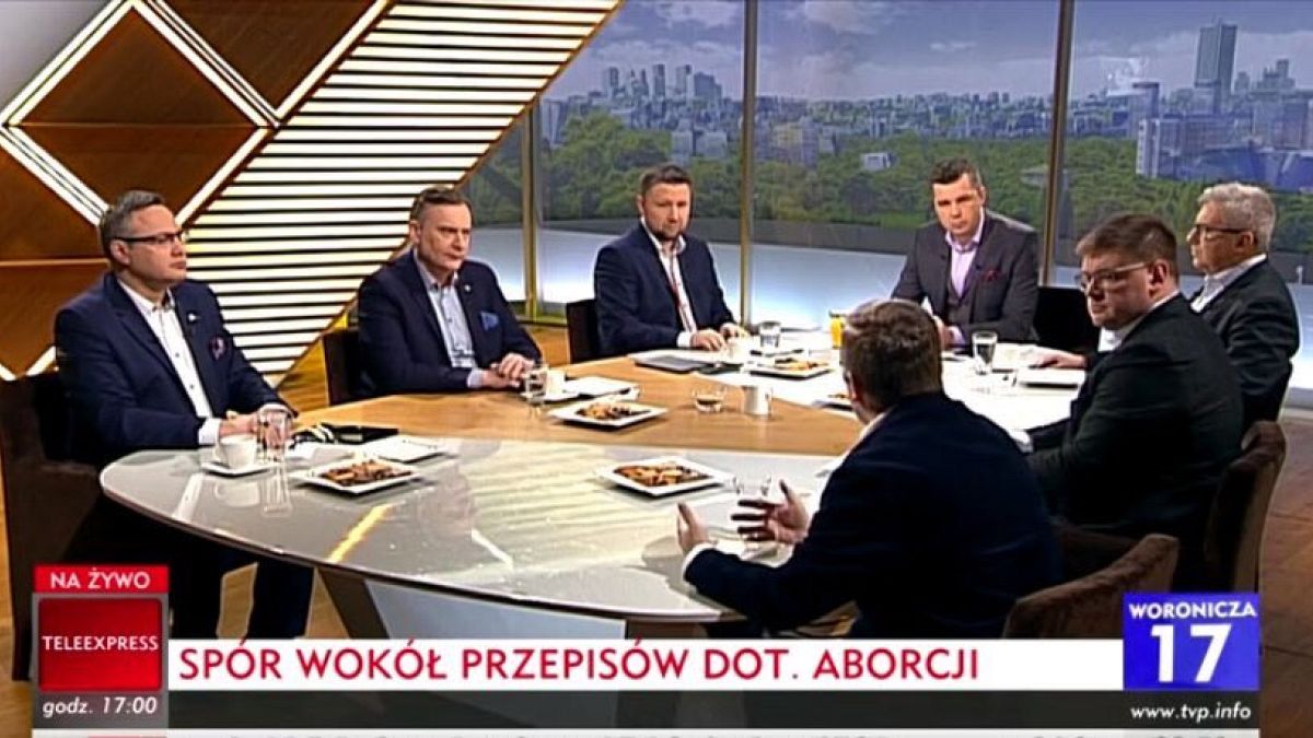 Solo hombres debaten el aborto en un programa de la televisión pública polaca