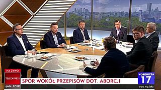 Solo hombres debaten el aborto en un programa de la televisión pública polaca