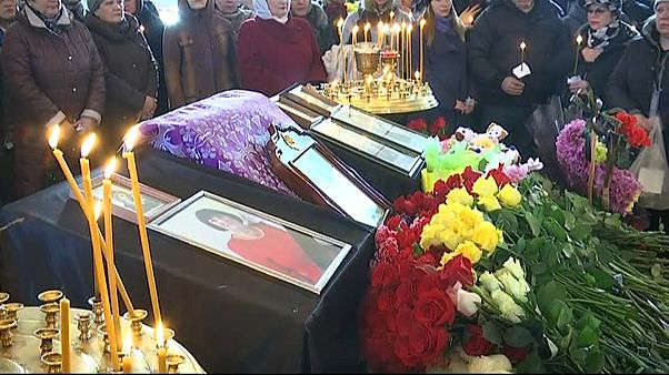 Siberia, commozione ai funerali di alcune delle vittime del rogo Siberia, commozione ai funerali di alcune delle vittime del rogo