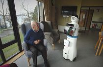 Assistenzroboter helfen Demenzkranken