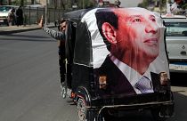 Ein Wagen mit einem Poster von Präsident Al-Sisi