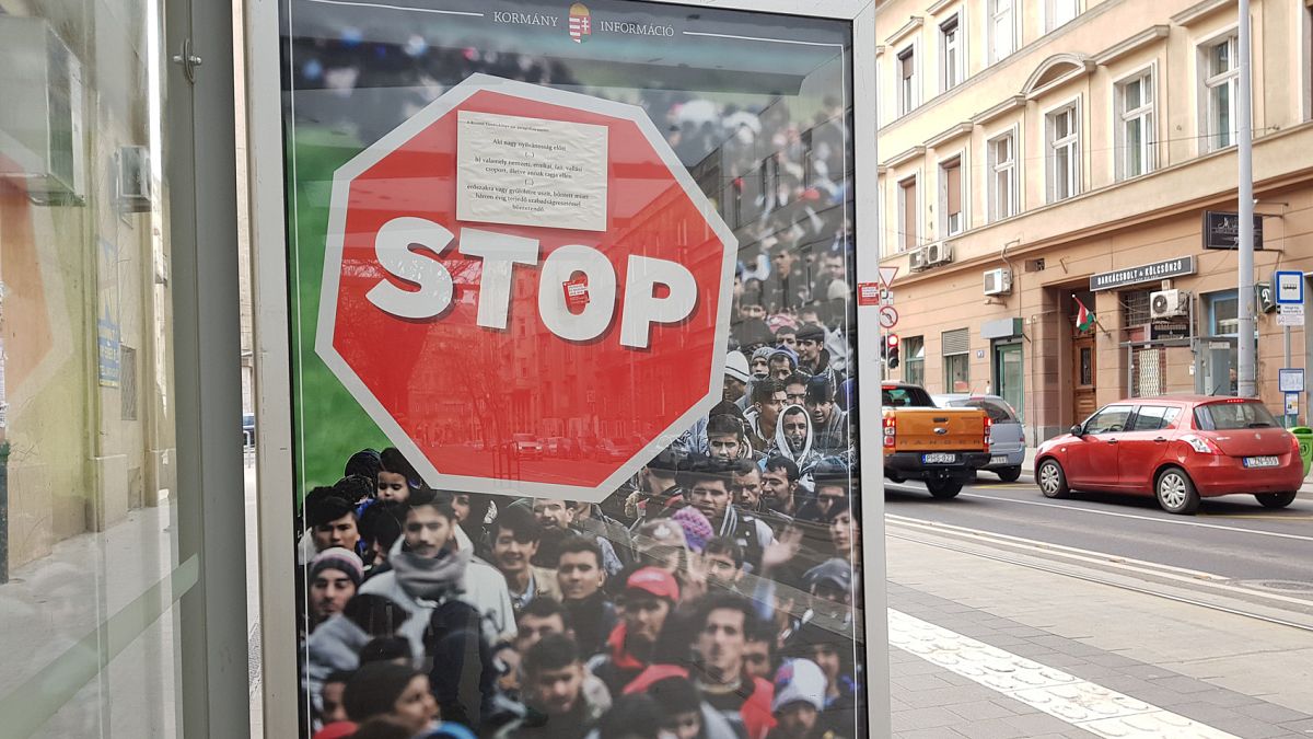 El poster xenófobo del Gobierno calienta la campaña húngara