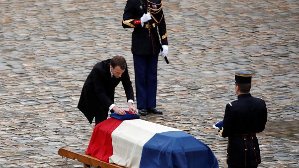 Il gendarme-eroe, Macron: "Incarna lo spirito dei francesi" Il gendarme-eroe, Macron: "Incarna lo spirito dei francesi"