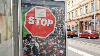 Ein Plakat an einer Bushaltestelle in Budapest für ein Einwanderungsstopp
