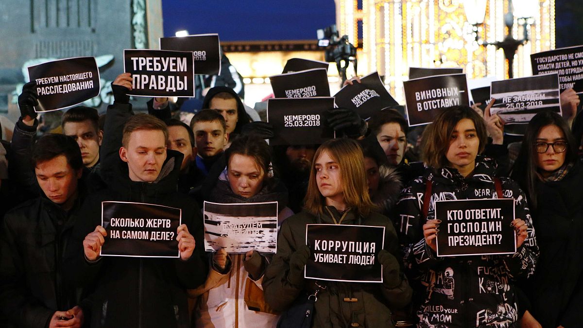 Menschen fordern Sicherheit in Kemerowo