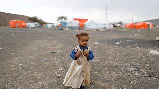 صورة لطفلة بأحد معسكرات الإغاثة باليمن
