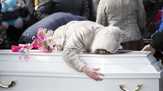 Emoção no funeral de três vítimas de Kemerovo