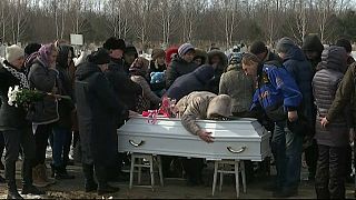 Russia: primi funerali dopo l'incendio. Proteste anti-Putin