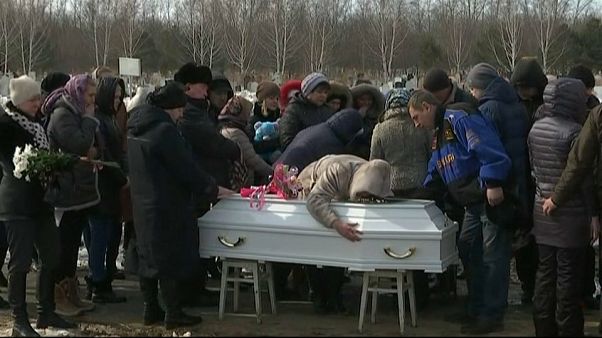 Russia: primi funerali dopo l'incendio. Proteste anti-Putin Russia: primi funerali dopo l'incendio. Proteste anti-Putin