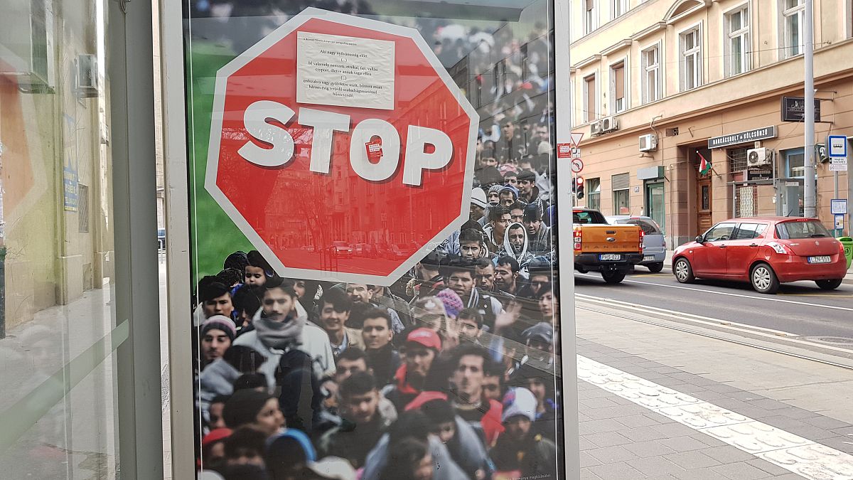 Nigel Farage Brexit-plakátját másolja a magyar kormány