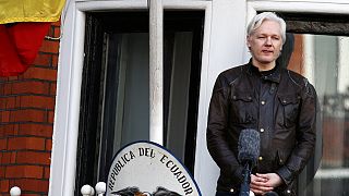 Assange-t elzárták a külvilágtól