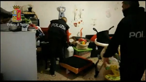 Italian police arrest five Tunisians in "vast anti-terror operation" Italian police arrest five Tunisians in "vast anti-terror operation"