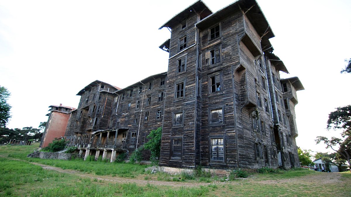 El mayor edificio de madera de Europa, patrimonio abandonado