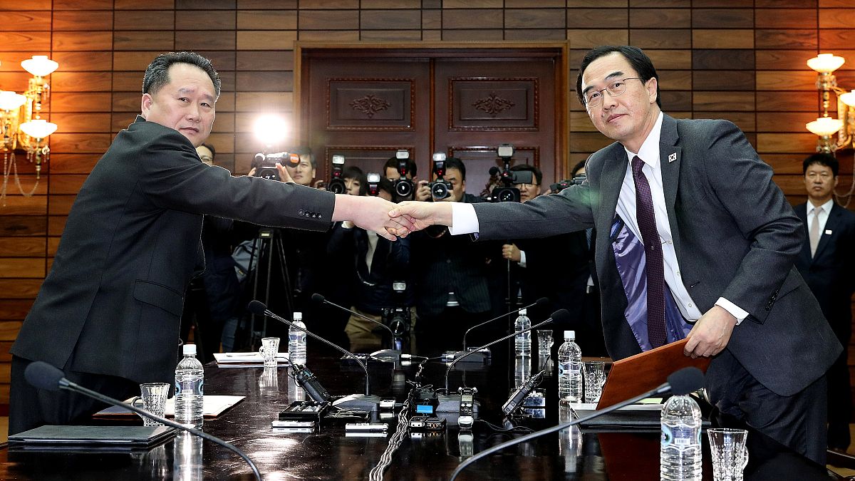 South Korean Minister Cho Myoung-gyon with his North Korean counterpart