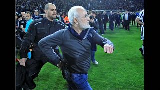 Silahla sahaya giren PAOK Başkanı Savvidis'e 3 yıl men cezası