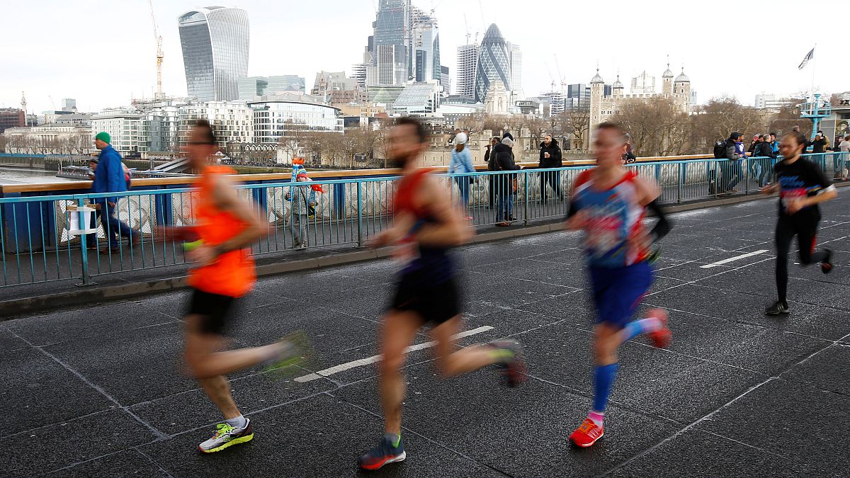 Läufer auf der Tower Bridge in London