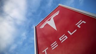 Ein Schild von Autobauer Tesla