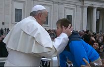 Papa Francisco com Peter Lombardi empoleirado no "carro papa"